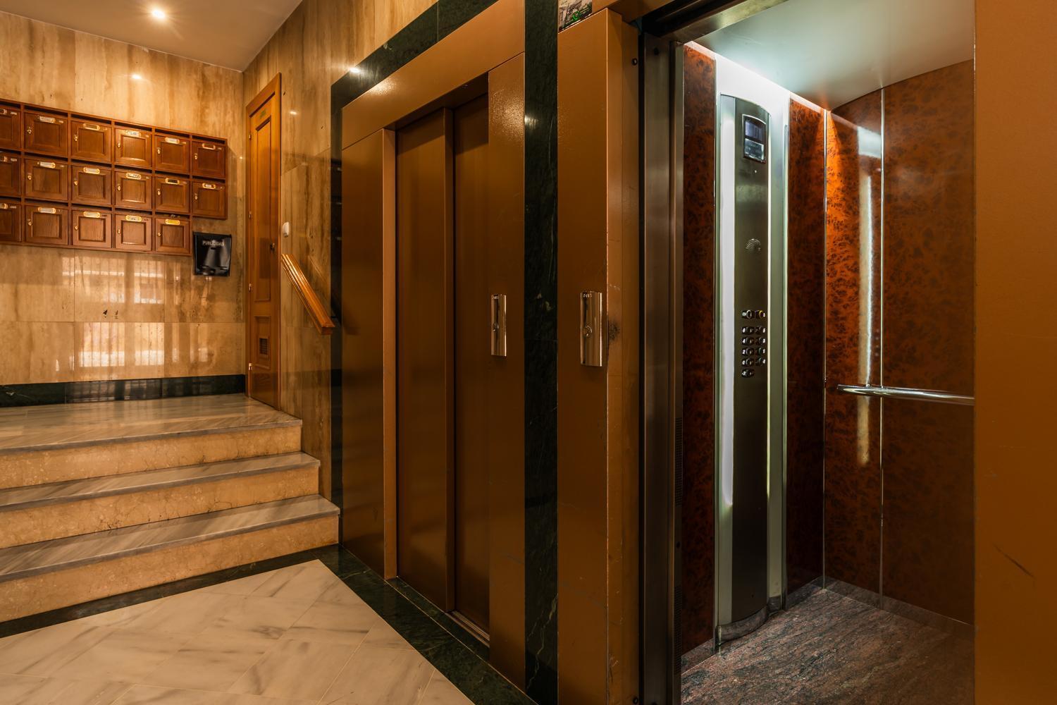 Tuguest Station With Parking Apartment Гранада Екстериор снимка
